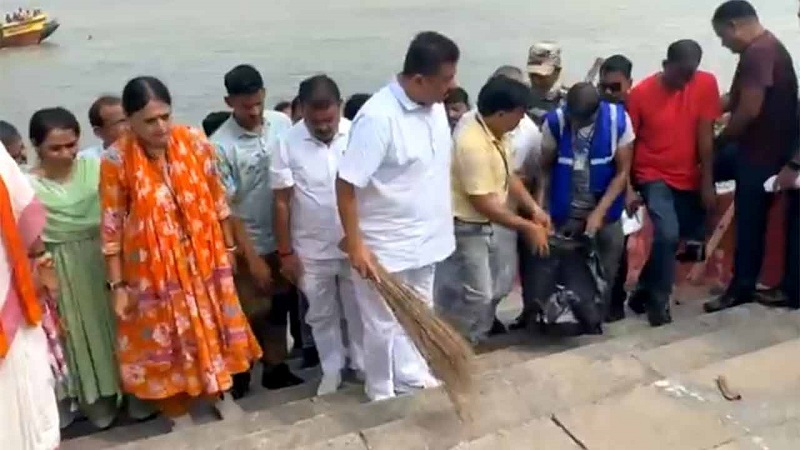 ঝাঁটা হাতে স্বচ্ছতা অভিযানে মুখ্যমন্ত্রী শুভেন্দু!