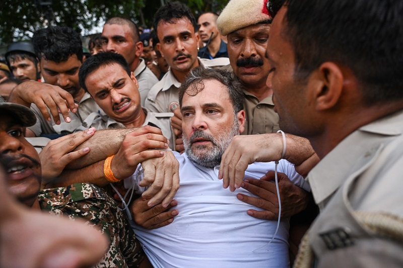 Police evict Rahul Gandhi from dharna near PM's residence
