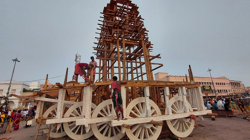 Four-wheeled fitting for harnessing horses to three chariots