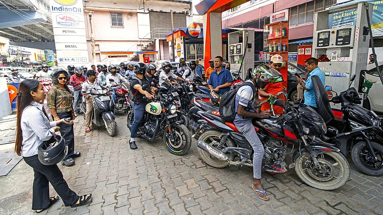 Oil falls to pre-Iran war levels, but petrol and diesel prices remain unchanged