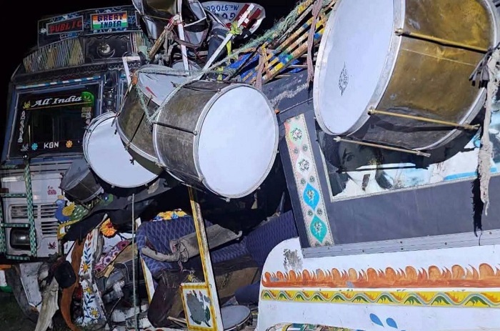 Eight members of a music band died in an accident on the Ramgarh-Bokaro NH-23; the Chief Minister expressed grief.