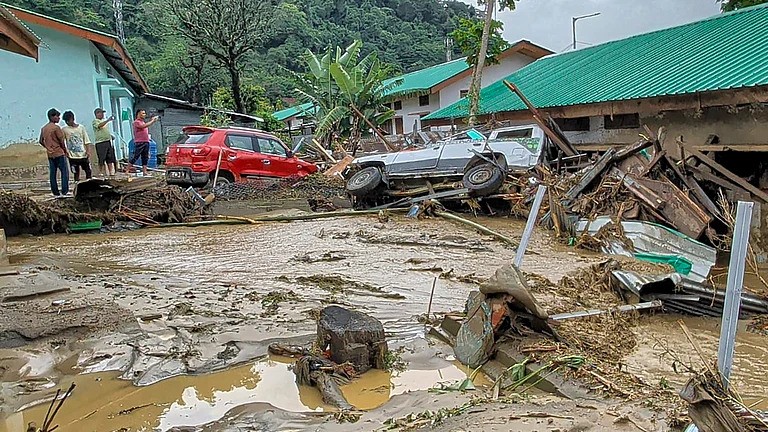 Nature's Fury in Arunachal Pradesh: Heavy Rain and Landslides Cut Off 12 Districts; Air Force Rescues Stranded People