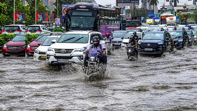 Heavy Rain Wreaks Havoc in Mumbai: Andheri Subway Closed, Waterlogging Disrupts Traffic in Several Areas
