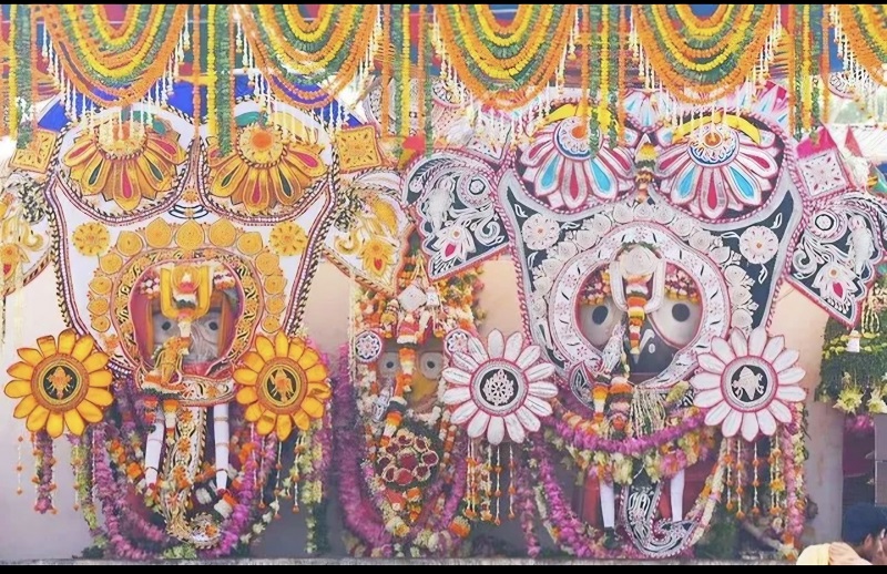 The four deities appeared in the Gajanan (Lord Ganesha) attire, offering a rare darshan to hundreds of thousands of devotees.