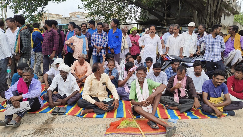 Farmers block roads in Duajhar demanding paddy procurement