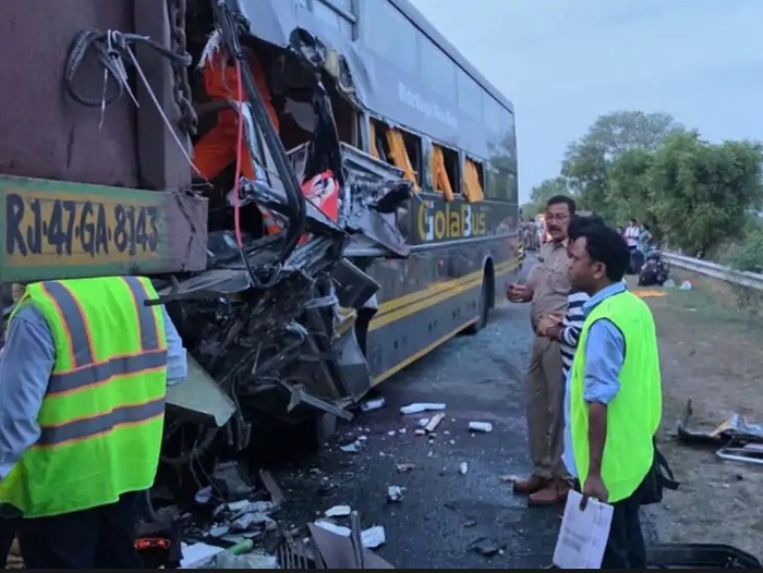 Private bus rams into trailer on Yamuna Expressway; four dead.