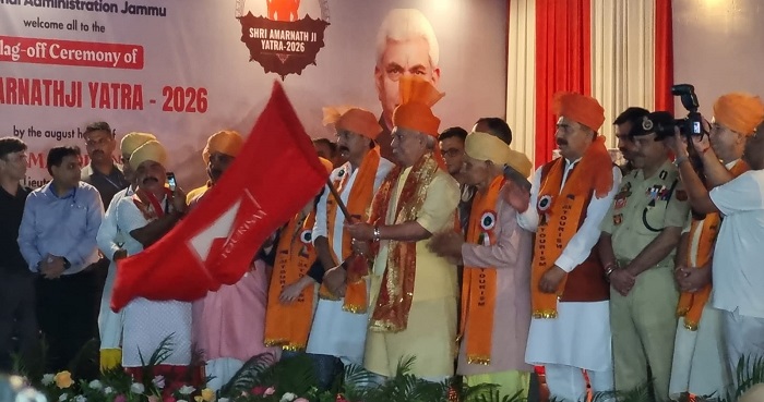 4,822 ଜଣ ଅମରନାଥ ତୀର୍ଥଯାତ୍ରୀଙ୍କ ପ୍ରଥମ ଦଳକୁ ପତାକା ଦେଖାଇ ଶୁଭାରମ୍ଭ କଲେ ଜାମ୍ମୁ କାଶ୍ମୀରର ଉପରାଜ୍ୟପାଳ ସିହ୍ନା