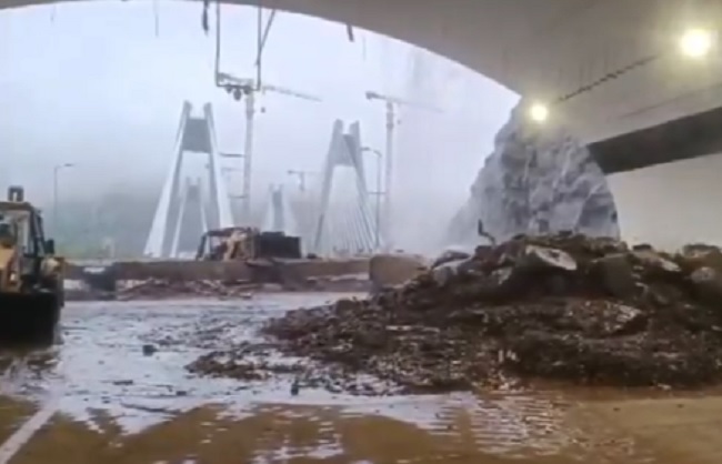 Major landslide on Mumbai-Pune Expressway; Mumbai-bound lanes completely closed.