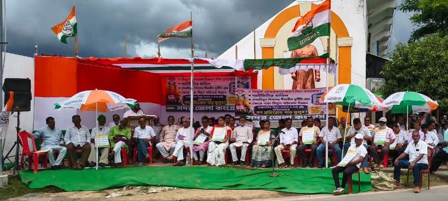 Sadar District Congress stages mass sit-in protesting electricity tariff hike; demands Power Minister's resignation.