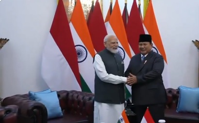 Prime Minister receives warm welcome in Jakarta; meets with Susilo Bambang Yudhoyono.