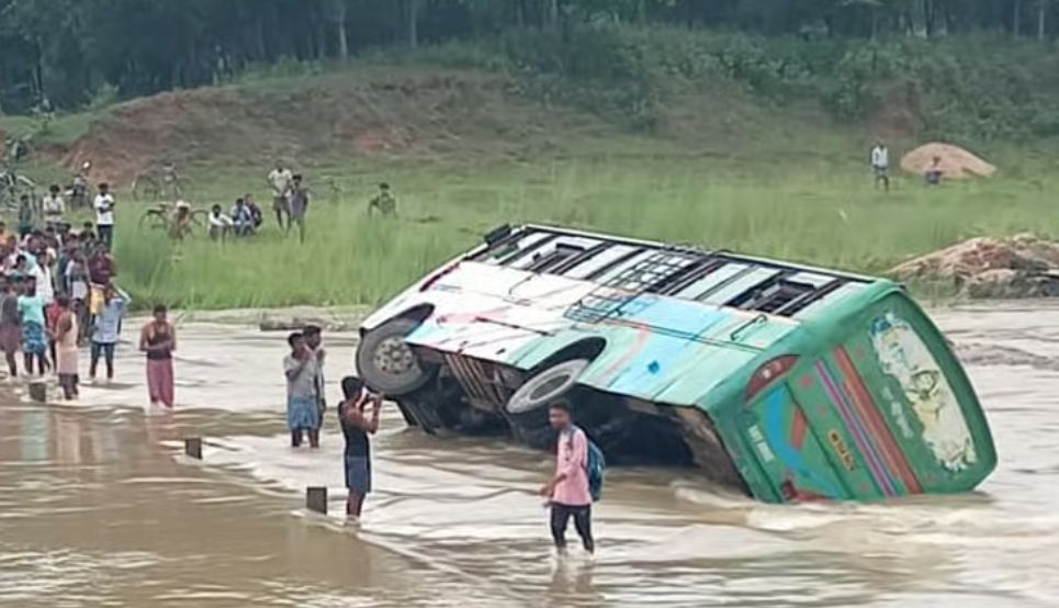 Bus carrying wedding party ends up in Purulia river; passengers escape danger.
