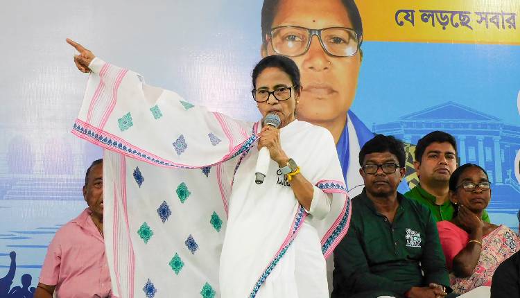 Mamata Banerjee Leads Candlelight March Over Baruipur Case, Hits Out at Police and BJP; Reacts Sharply to Encounter Query