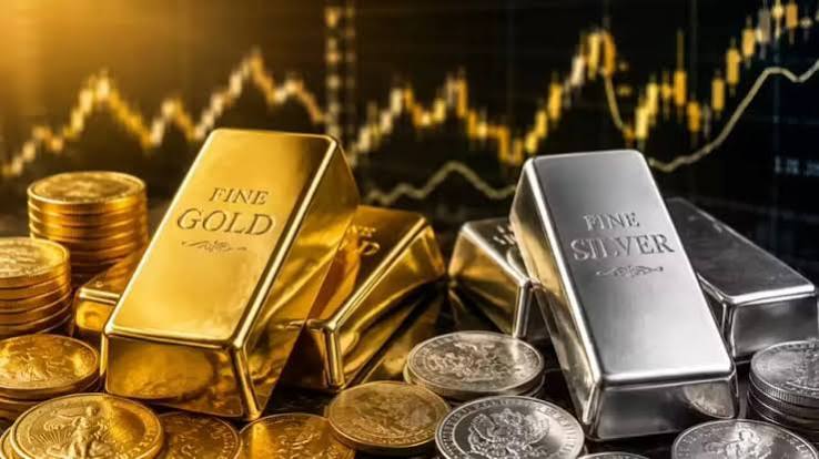 Gold prices fall, silver prices rise slightly