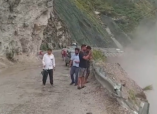 Risk of accidents! Traffic halted on Badrinath Highway due to heavy rain.