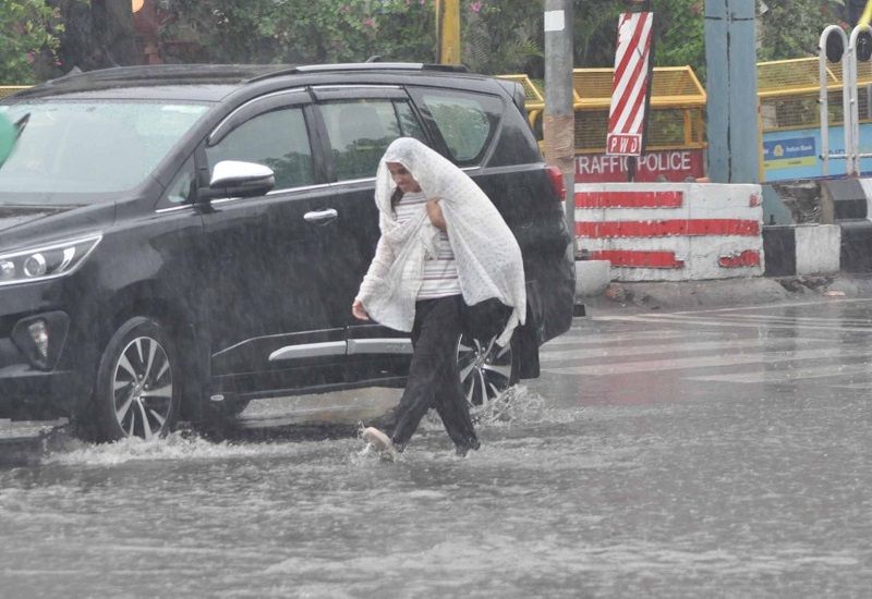 Heavy rain from Noida to Lucknow as Monsoon activates in UP, life affected