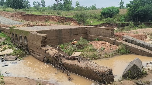The villagers are worried about the broken pole, the misery of 6 people in the village is increasing when it rains