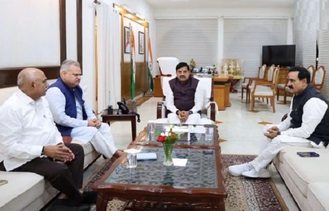 मप्रः दतिया में उग्र प्रदर्शन के बीच भोपाल पहुंचे नरोत्तम मिश्रा, सीएम हाउस से खाली हाथ लौटना पड़ा