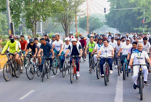 Over 15,000 locations join 82nd 'Fit India Sundays on Cycle'; Mansukh Mandaviya leads Delhi ride