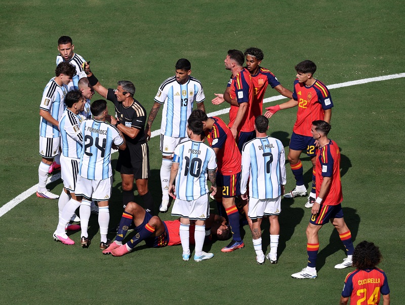 Ugly scenes at FIFA WC final: Punches thrown, Paredes grabs Garcia by throat after final whistle