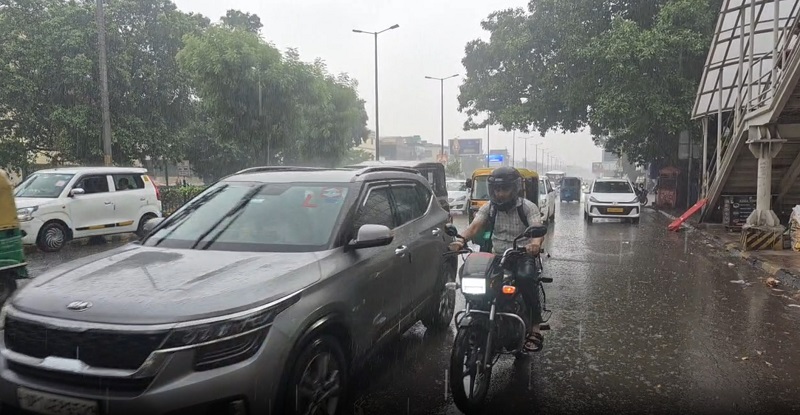 Fresh spell of rain brings down heat in Delhi; IMD issues yellow alert