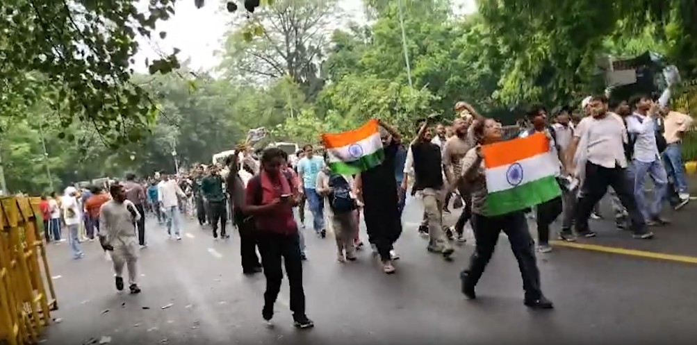 Tension erupts at Delhi's Jantar Mantar during protest march; police deploy barricades