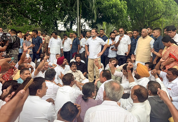 Rahul, Priyanka Gandhi stage sit-in near PM Modi's residence over paper leaks