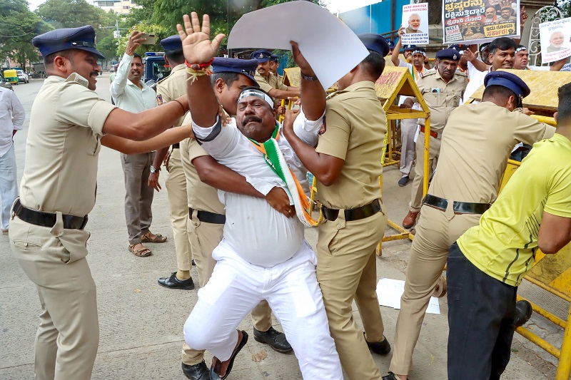 Kerala Minister Vishnunath taken into custody during Delhi student protest