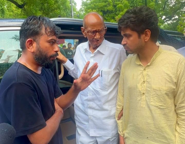 Sharad Pawar and Sanjay Raut met the protesters at Jantar Mantar.