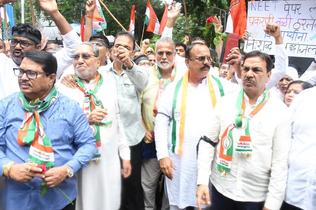 Maha Congress marches to BJP office protesting lathi charge on students