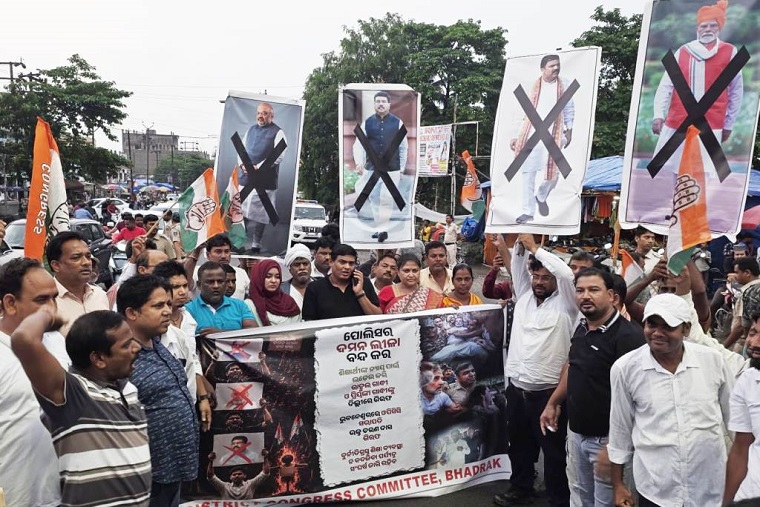 Congress condemns brutal attack on protesting students, burns effigies of Prime Minister, Home and Higher Education Ministers