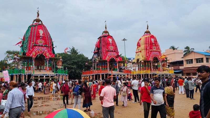 The flag and the chariot of Nandighosha were seen at the entrance of the temple.