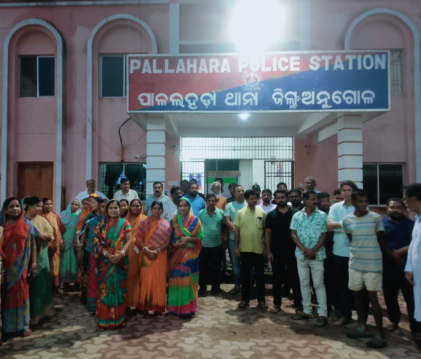 Pallahara: Hundreds of women and men from Uditnagar Sahi approached the police station demanding action against an alleged illegal liquor shop operating in the area.”