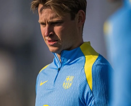 Barcelona's De Jong faces months out after World Cup knee injury