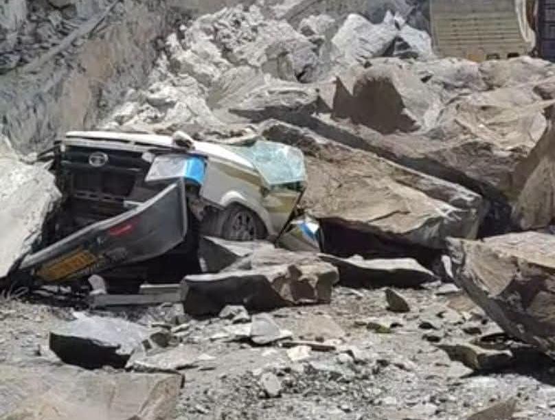 Tata Sumo struck by a falling rock from a hillside in Lahaul-Spiti, Himachal Pradesh; 13 people killed, two injured.