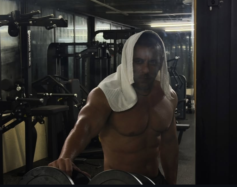 Salman Khan says 'Joe darr gaya vo mar gaya’ as he drops midnight gym pics