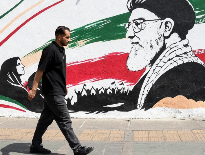 Iran and Oman move towards an agreement; US halts an attack; Houthis remain defiant; Tehran upset with Kyiv.