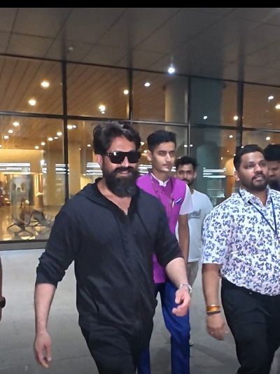 Yash takes out extra time time to pose for selfies with fans before leaving Mumbai airport
