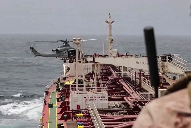 Amerika-Iran ke beech hulme ruke, Hormuz mein baroodi tunnel se takraya tankar, dhamaka