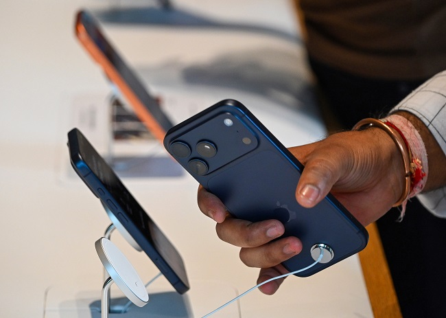 Apple likely to outperform smartphone industry despite cost pressures: Experts
