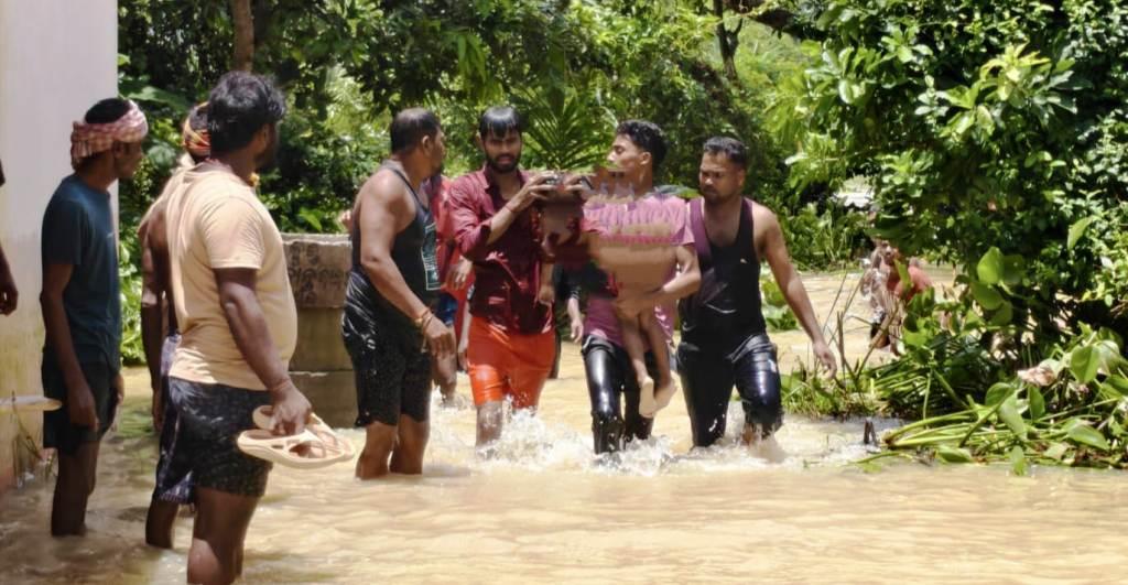 Dhamnagar flood disaster, people trapped in flood water after four days, 7 years old rescued in Fatehpur baby girl dead
