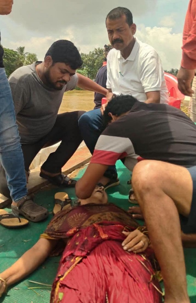 An Indian team rescues an old woman who jumped into the Kanni river from the Manpur Bridge.