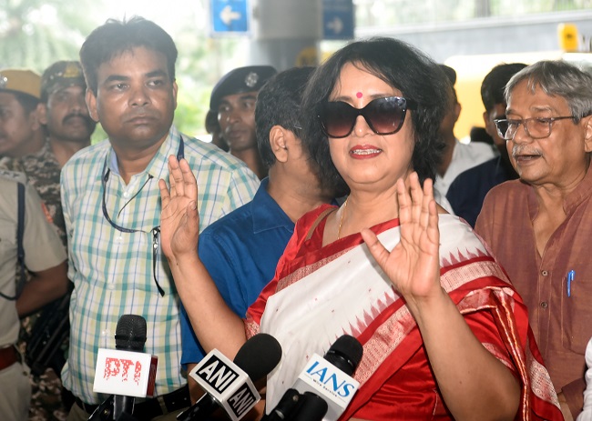 Taslima Nasreen returns to Kolkata after almost two decades, receives traditional welcome at Dum Dum Airport ଗ୍ରହଣ କଲେ
