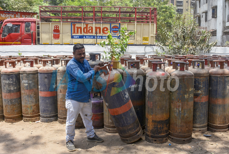 Commercial cylinders become cheaper from August 1; prices reduced by ₹202 in Delhi and ₹209 in Kolkata.