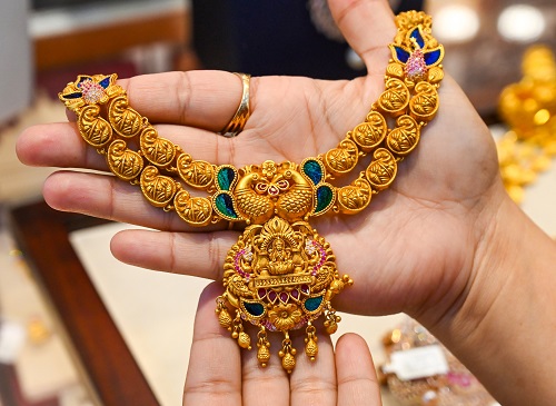 Gold posts 1.16 pc weekly dip amid firmer dollar
