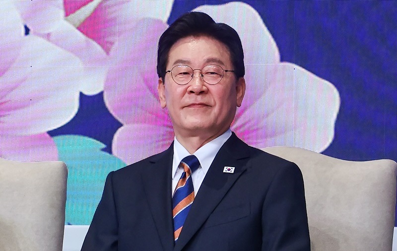 South Korean President Lee arrives in Frankfurt for meeting with members of Korean community