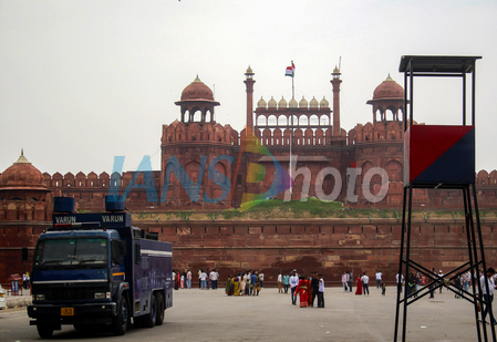 Red Fort area combed as Delhi Mayor's office gets email threatening bomb blasts