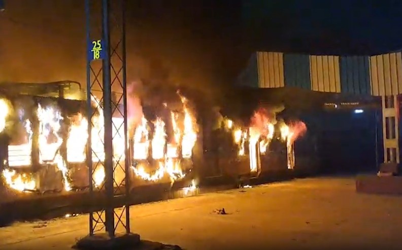 Bihar: Fire breaks out in passenger train at Simri-Bakhtiyarpur railway station in Bihar's Chavansa district