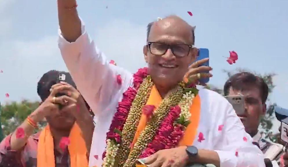 Gujarat: BJP’s Satish Patel dedicates Manjalpur bypoll victory to late Yogesh Patel