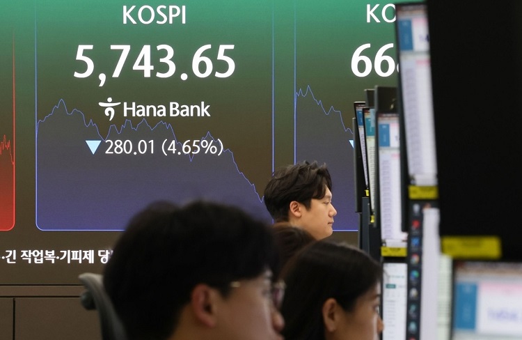 Seoul stocks down on tech losses, inflation up in July